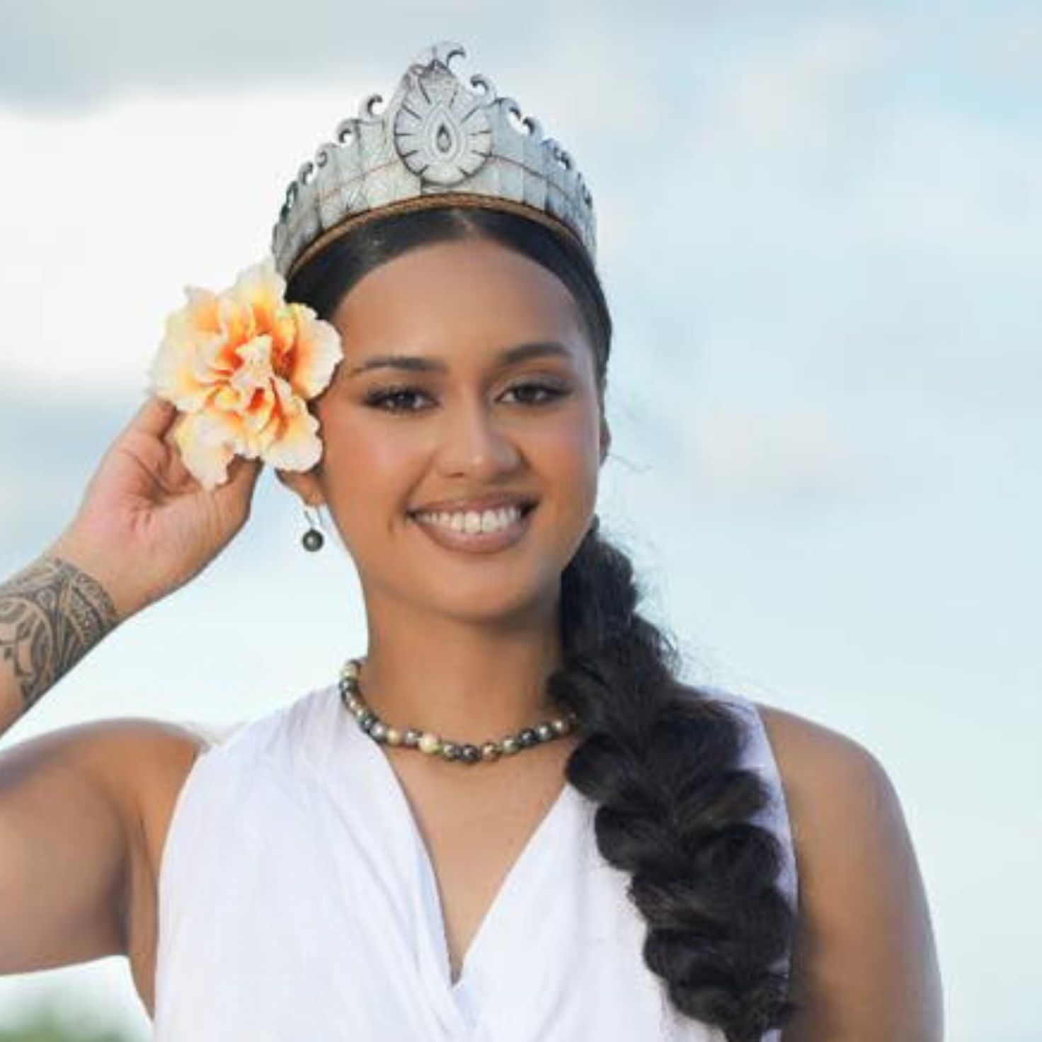 miss samoa wearing hibiscus flower hair pick