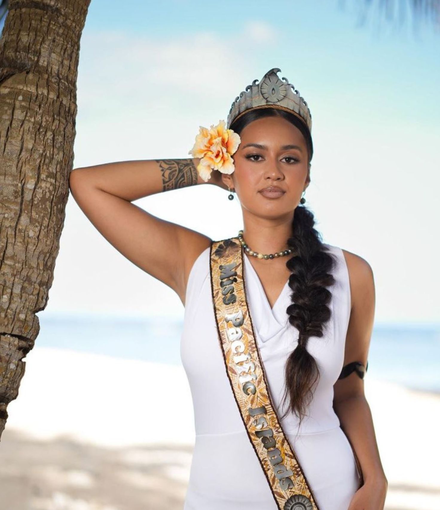 miss samoa 2023 wearing hibiscus hair pick in white dress